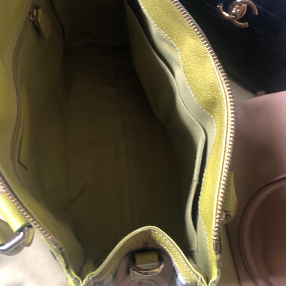 Burberry checkered handbag, please note that it does not have a shoulder strap. - Picture 4 of 6